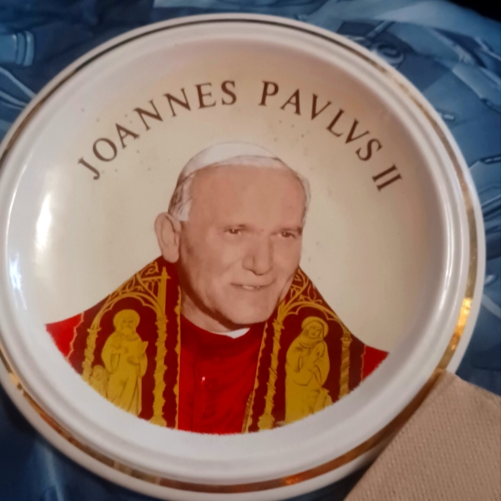 Vintage 1979 pope john paul II plate.